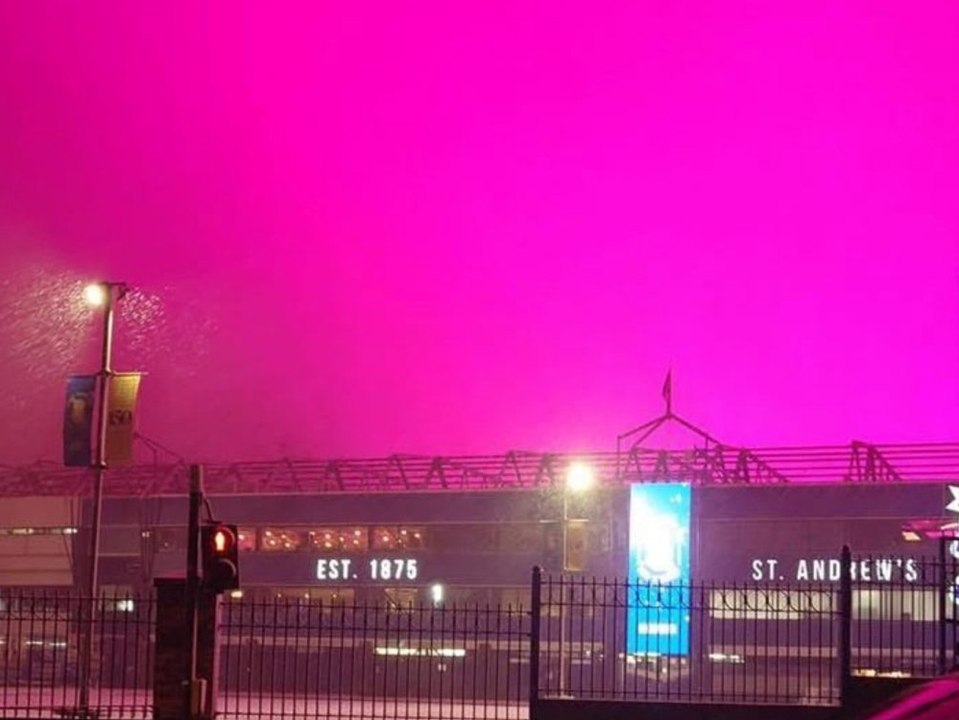 Pinker himmel: fußballstadion bringt birmingham zum leuchten