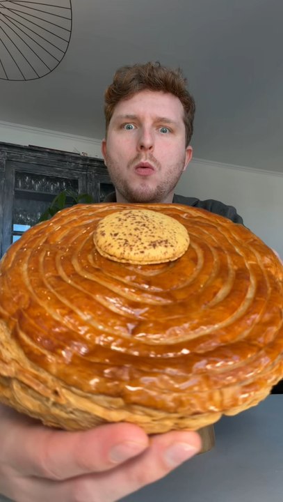 Galette des rois Mogador de chez Pierre Hermé Paris 😍✨J’avoue, j’ai failli craquer pour sa galette des rois au pain perdu, mais quand j’ai vu la Mogador… impossible de résister 😱