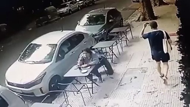 Placa de vidro despenca de prédio e atinge cabeça de cliente em cafeteria em Buenos Aires