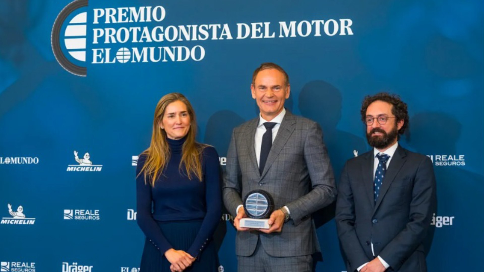 "El premio que hoy recibo representa una distinci�n de enorme relevancia dentro de nuestra industria, un reconocimiento que a lo largo de los a�os ha sido concedido a numerosos l�deres de referencia. Es para m� un aut�ntico honor recibirlo, especialmente en un momento tan complejo como el actual, en el que ejercer el liderazgo no consiste en ofrecer respuestas simples, sino en proporcionar orientaci�n, claridad y confianza". Con estas palabras inici� su discurso Oliver Blume, consejero delegado mundial del Grupo Volkswagen, tras recibir en Madrid el Premio Protagonista del Motor de EL MUNDO 2025.

El directivo alem�n se incorpora as� a una prestigiosa lista de galardonados desde la creaci�n del premio en 2006, integrada por algunas de las figuras m�s influyentes del sector de la automoci�n a nivel internacional. Entre ellos destacan nombres como Sergio Marchionne, Alan Mulally, Mary Barra, Carlos Tavares, Dieter Zetsche o Luca de Meo, as� como los ejecutivos espa�oles Josep Mar�a Recasens y Jos� Mu�oz, entre otros.

La ceremonia de entrega se celebr� en el Hotel Palace de Madrid y cont� con una destacada representaci�n institucional. En nombre del Gobierno asisti� Sara Aagesen, vicepresidenta tercera y ministra para la Transici�n Ecol�gica y el Reto Demogr�fico, quien fue la encargada de entregar el galard�n a Oliver Blume, acompa�ada por Joaqu�n Manso, director de EL MUNDO. El acto puso de relieve la importancia del liderazgo empresarial en un contexto de profunda transformaci�n del sector.