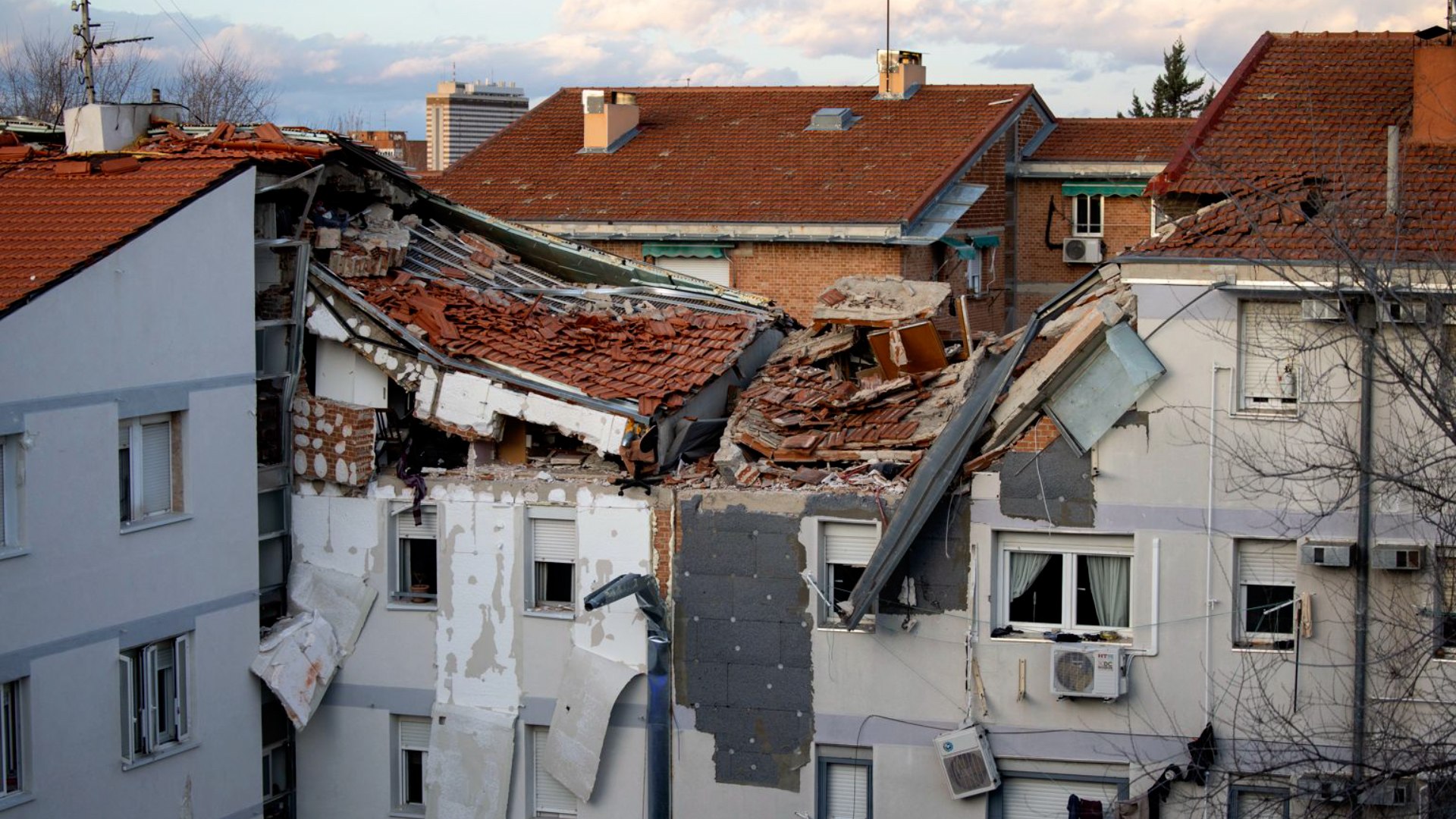 Un muerto y nueve heridos  tras una explosión de gas en una vivienda de Carabanchel