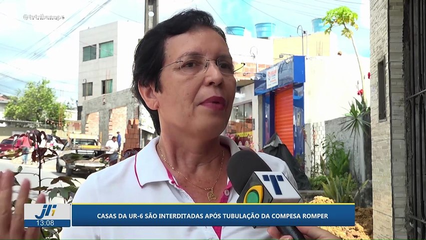 Casa da UR-6 são interditadas após tubulação da compesa romper