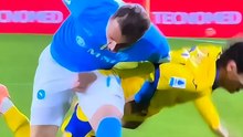 Napoli-Verona, Bradaric che combini? Fallo antisportivo a luci rosse su Lang! VIDEO