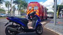 Carro e moto batem em cruzamento no Centro de Cascavel e motociclista ferida é socorrida pelo Siate