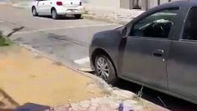 🚗⛔ Un auto permaneció casi dos días bloqueando la salida de un garaje. Cansado de la situación, el dueño del inmueble pidió apoyo y el vehículo fue empujado con maquinaria.