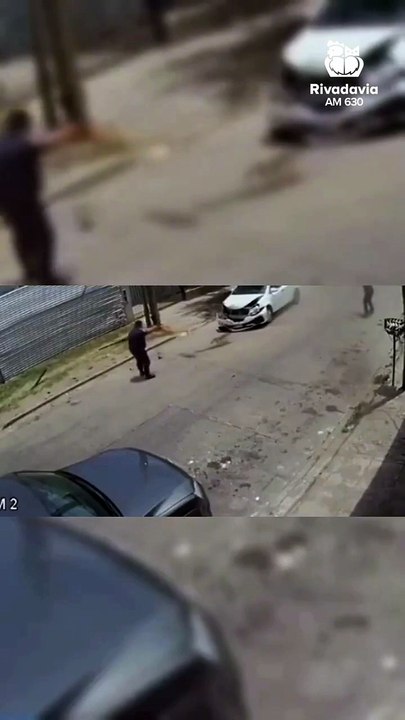 🔴 persecucion, vuelco y tiroteo en merlo luego del robo de un auto📲 los comerciantes de la zon.mp4
