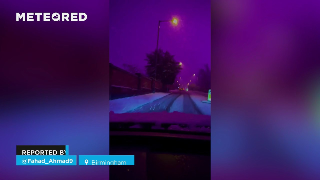 The skies over Birmingham (UK) turned pink in the middle of a snowfall