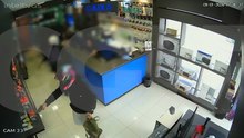 Imagens de segurança registram assalto violento a loja de eletrônicos em Cascavel
