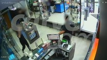Vídeo: adolescentes armados assaltam loja de informática e agridem funcionário