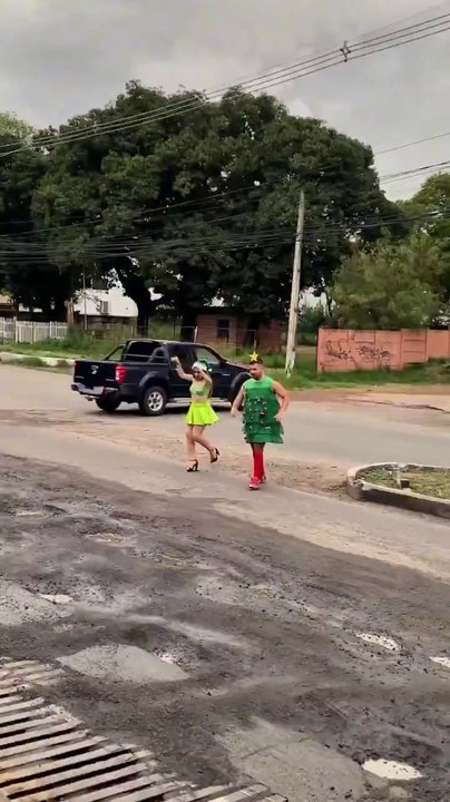Con un árbol de Navidad, “Miss Bache” protesta por baches de la avenida Fernando