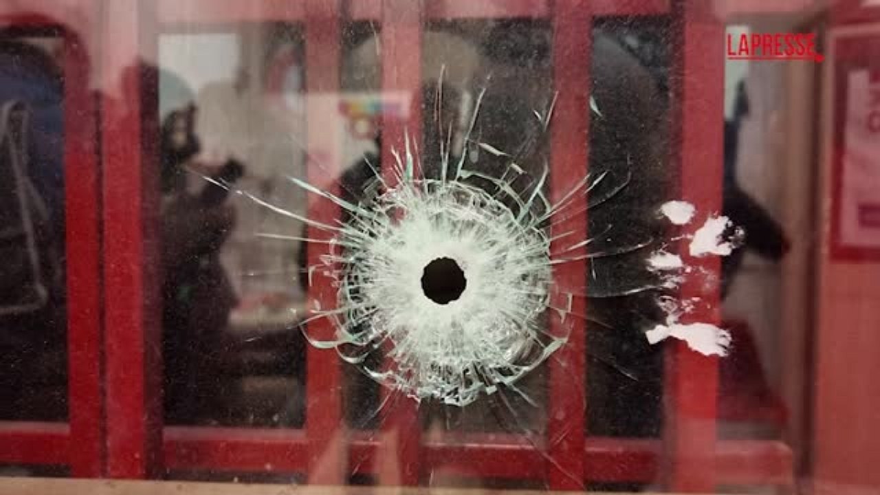 Roma, riapre la sede Cgil di Primavalle dopo gli spari contra la vetrata. Maurizio Landini: «Non ci fermiamo»