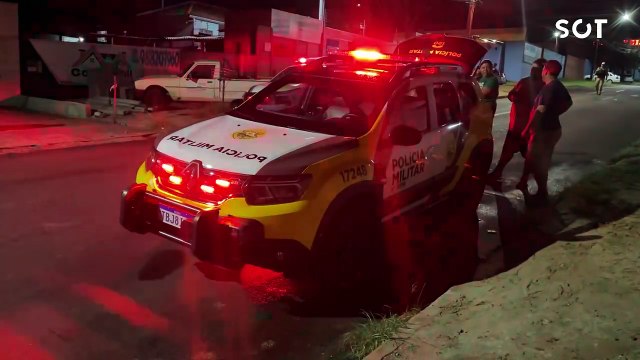 Motociclista e passageira ficam feridos após colisão com carro no Bairro Santa Felicidade, em Cascavel