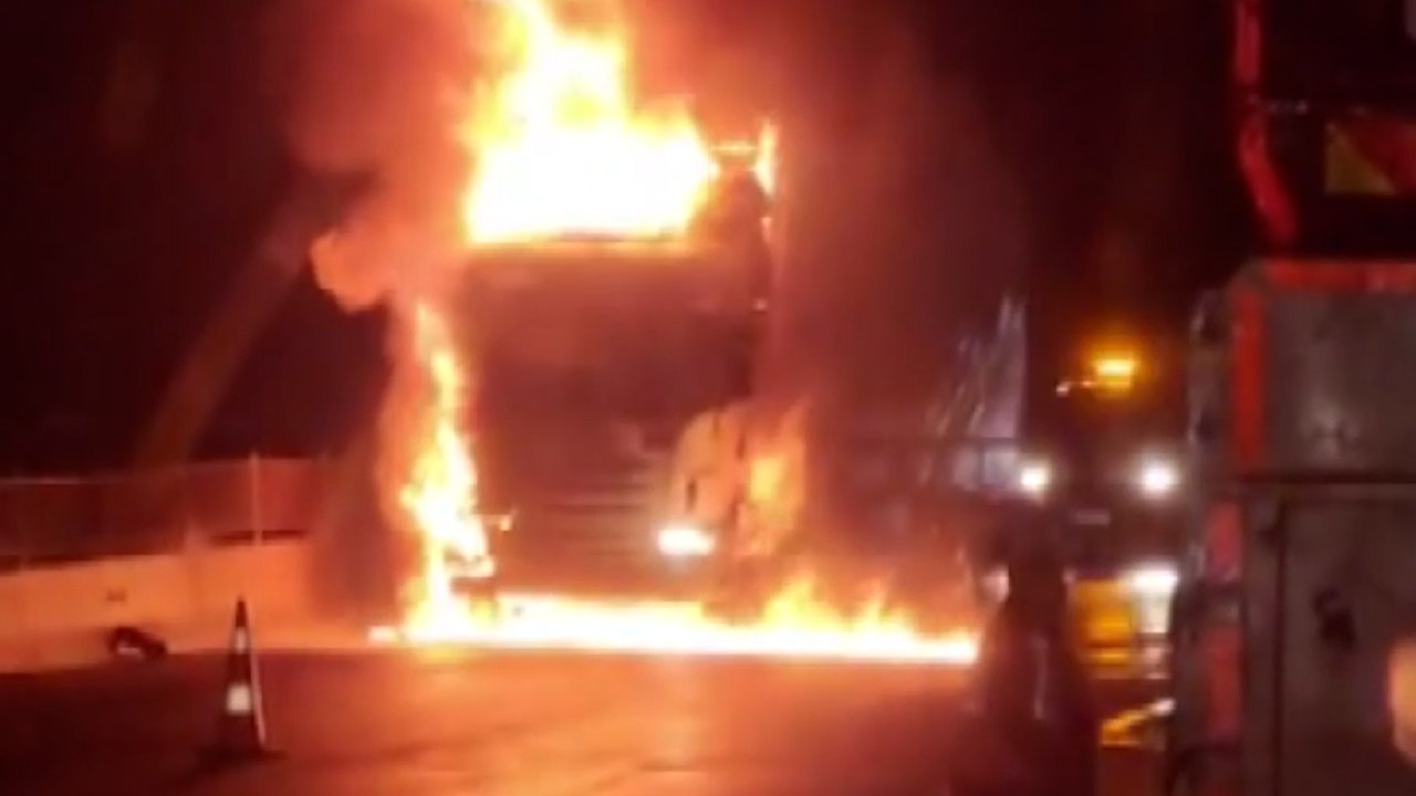 Nurdağı’nda çocuk bezi yüklü TIR alev alev yandı