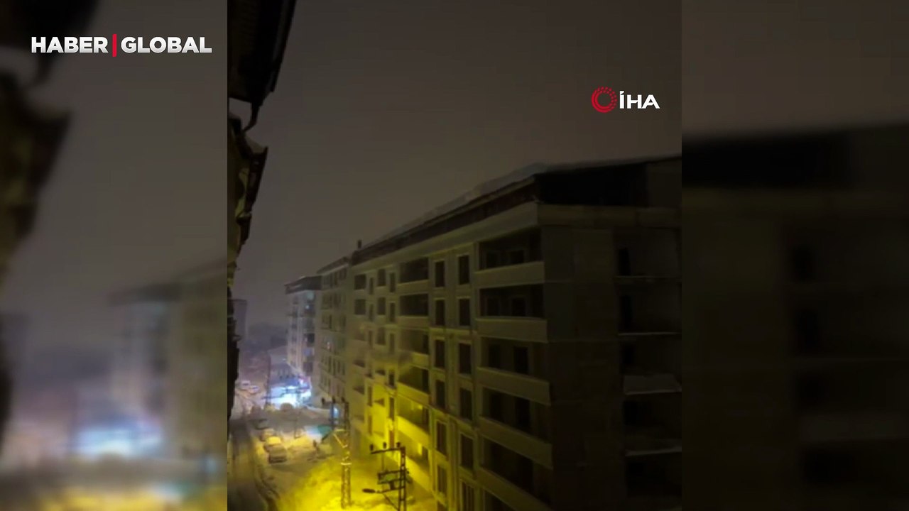 Tonlarca kar kütlesi enerji hattının üzerine düşünce ortaya çıkan korkunç manzara kamerada
