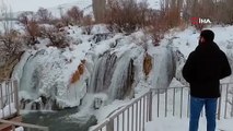Muradiye Şelalesi eksi 12 derecede buz tuttu