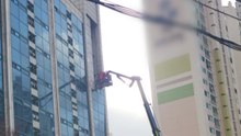 강한 바람에 오피스텔 창문 여러 장 떨어져 / YTN