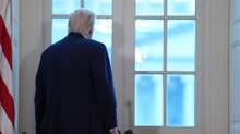 «Wow, che vista!»: Trump interrompe l’incontro con i big del petrolio per affacciarsi alla finestra