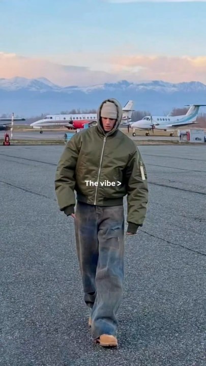 Get the vibe! Outfit streetwear avec un bomber et une paire de boots!