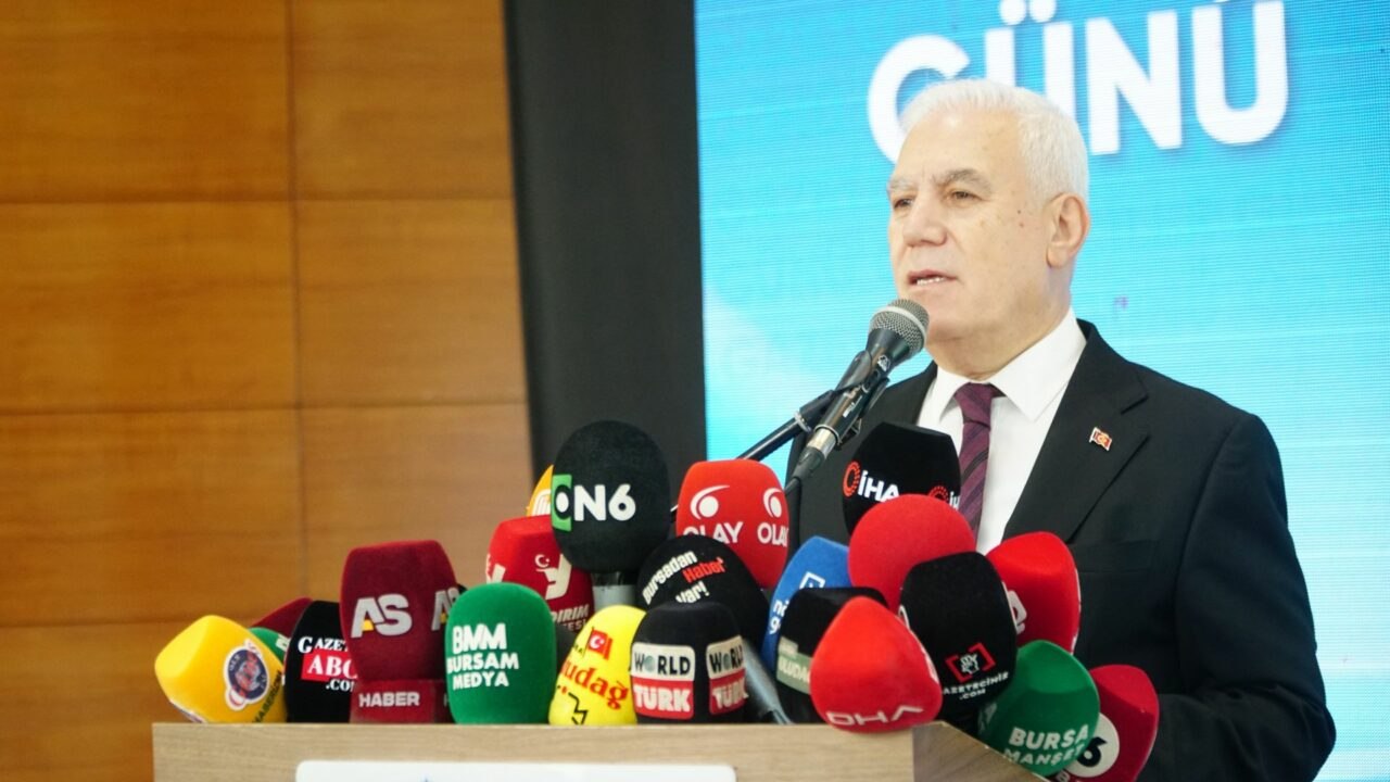 Bursa Büyükşehir Belediye Başkanı Mustafa Bozbey, 10 Ocak Çalışan Gazeteciler Günü kapsamında basın mensuplarıyla Merinos Atatürk Kongre ve Kültür Merkezi’nde bir araya geldi. Programda konuşan Başkan Bozbey, basın özgürlüğü, gazeteciliğin toplumsal rolü