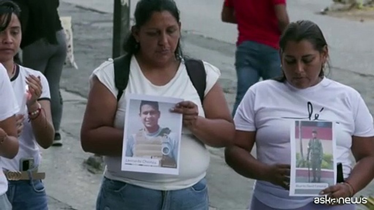 Venezuela, l'attesa delle famiglie dei detenuti fuori da El Helicoide