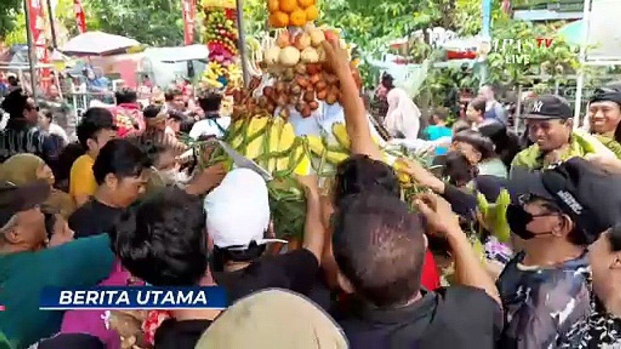 Tradisi Sedekah Bumi di Surabaya, Warga Berebut Gunungan Tumpeng | BERITA UTAMA