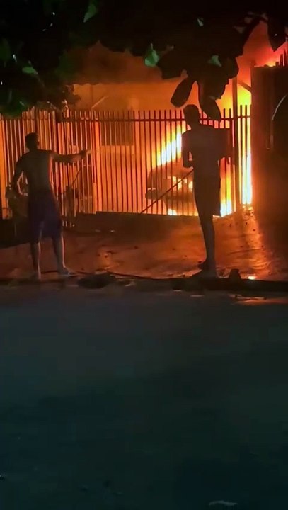 Incêndio atinge garagem e veículo durante a madrugada em Pérola