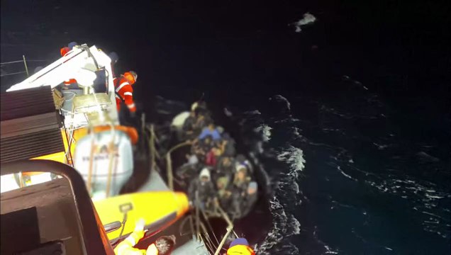 İzmir Dikili açıklarında göçmen botu battı: 37 kişi kurtarıldı, 1 kişi hayatını kaybetti