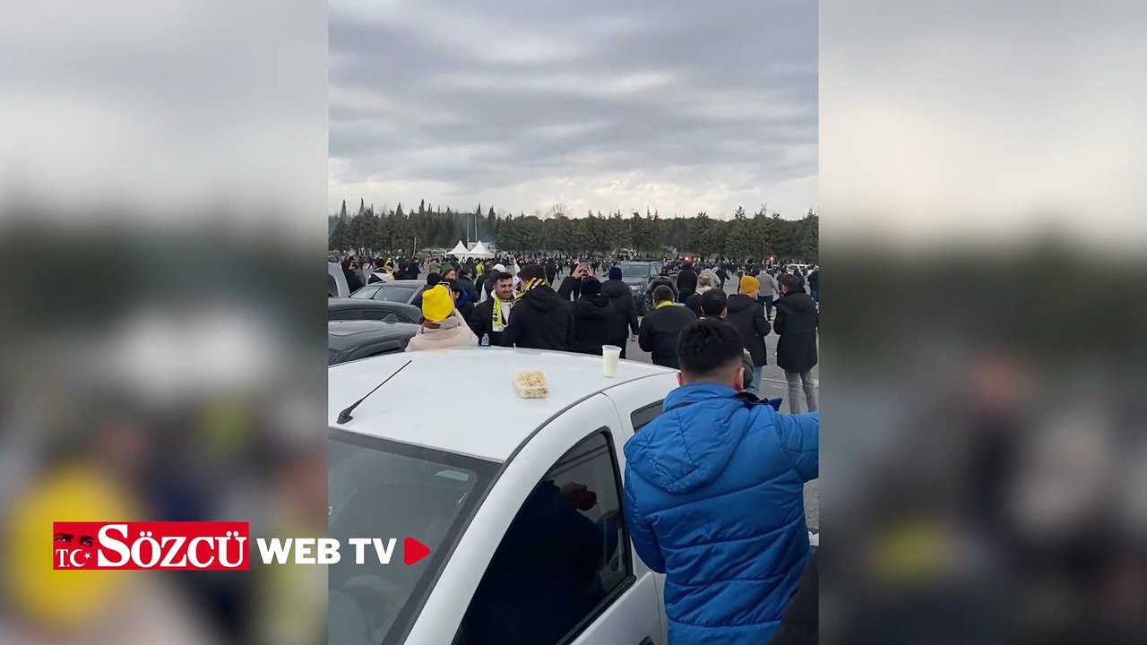 Derbi öncesi ortalık karıştı! Taraftarlar birbirine girdi