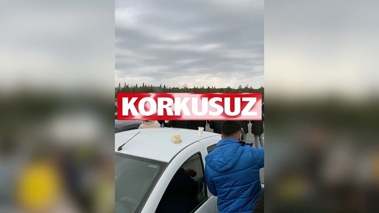 Derbi öncesi ortalık karıştı! Taraftarlar birbirine girdi