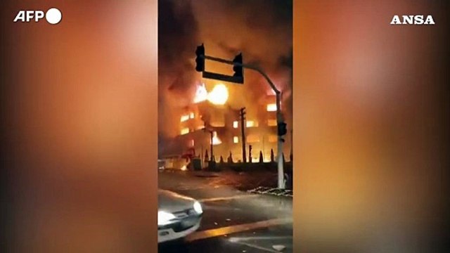 Iran, edificio governativo in fiamme mentre scoppiano nuove manifestazioni