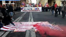 Proteste pro Venezuela a Bologna, brucia la bandiera americana: il video