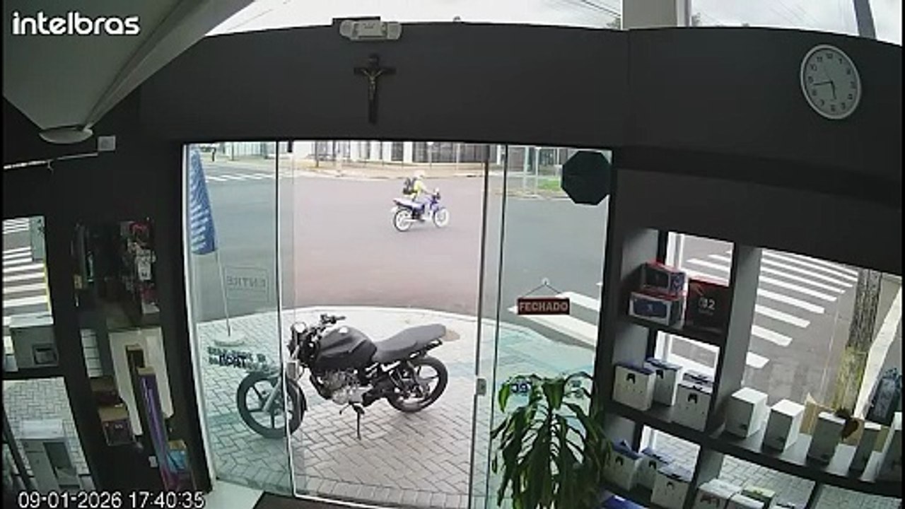 Vídeo mostra segundos de diferença entre saída de assaltantes e chagada da GM