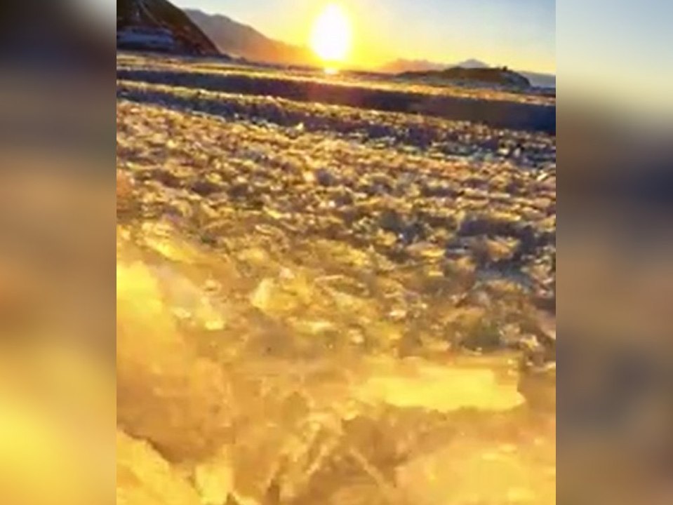 Beeindruckendes Phänomen: See fasziniert mit Wellen aus Eissplittern