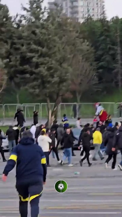 Süper Kupa öncesi gerilim Galatasaray ve Fenerbahçe taraftarları karşı karşıya geldi!