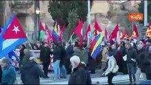 Bandiere di Venezuela, Palestina, Cuba e One Piece al corteo pro Maduro a Roma
