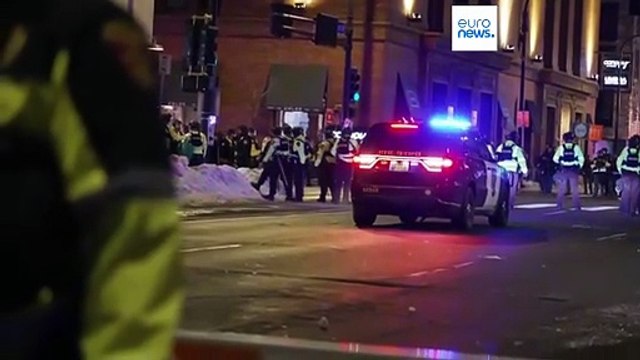 Várias pessoas detidas em Minneapolis durante protesto anti-ICE. Novo vídeo aumenta dúvidas sobre a ação do agente
