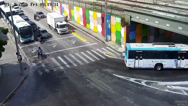 Homem é flagrado pichando muro de viaduto em Fortaleza