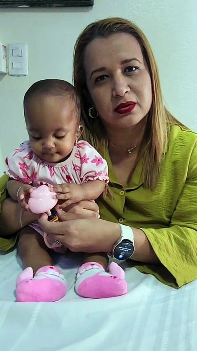 Madre pide ayuda para implante coclear que permitiría a su hija escuchar