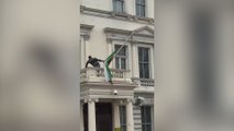Un hombre arranca la bandera de Irán de la embajada de Londres en plenas protestas