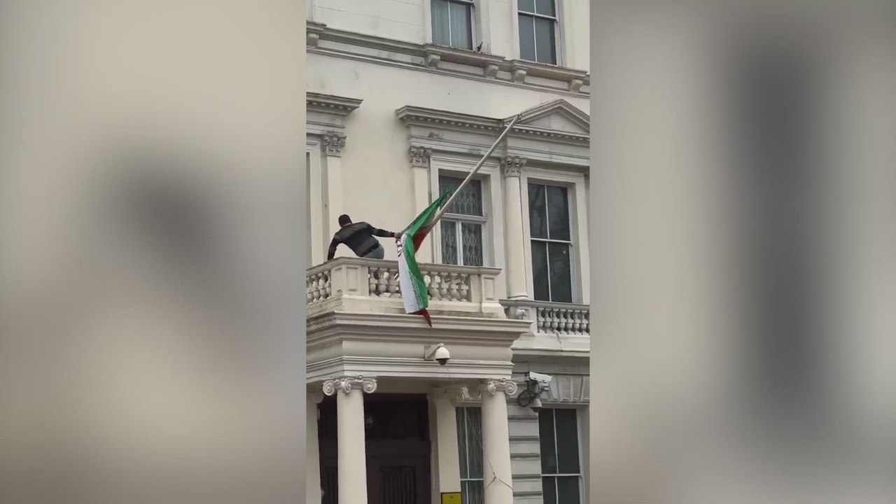 Un hombre arranca la bandera de Irán de la embajada de Londres en plenas protestas