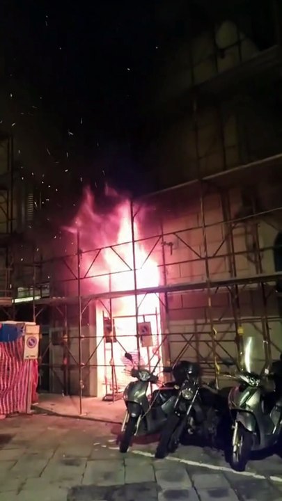 Firenze, incendio in via Santa Reparata. L'intervento dei vigili del fuoco