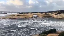 La danza delle maestose onde nel mare in tempesta a S'Archittu
