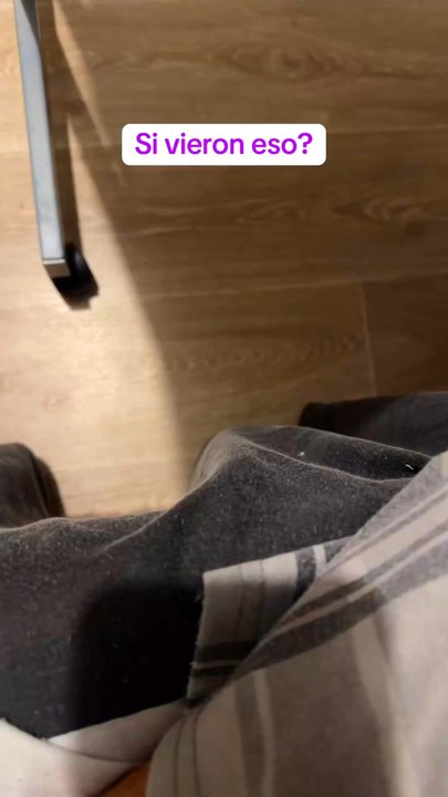 Lo despierto o no? En ustedes están ya saben que hacer por que este Milito es un perrito muy mimado que en vive más bueno durmiendo bien  en las piernas por que con el frío de suelo no quiere saber nada jajaj