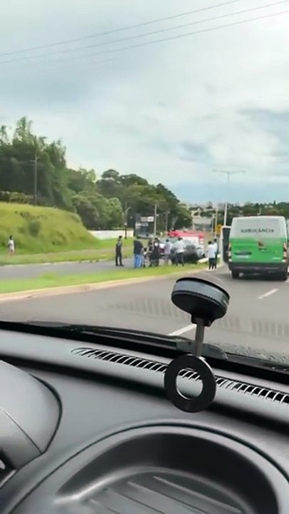 Condutor fica ferido após grave colisão contra poste na avenida Portugal