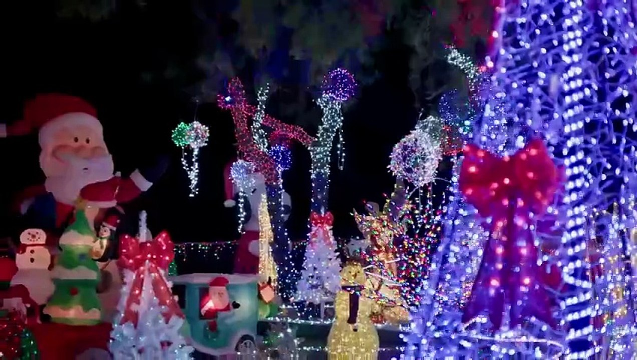 The Great Christmas Light Fight - Season 13 Episode 2 - Santa's Making His List