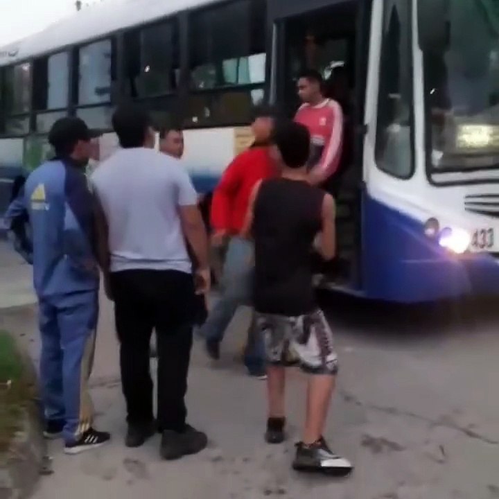 Vecinos le dieron una paliza a dos ladrones en el barrio Santa Lucía
