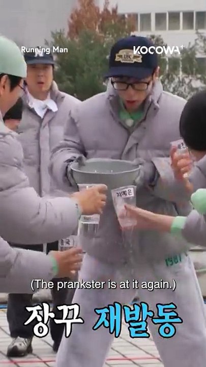 Nobody was expecting #YuJaeSeok to do THAT 😱 #runningman #kvariety #comedy #kocowa #prank