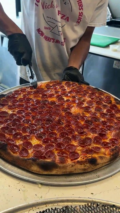 Large crispy pepperoni pizza 🤌🏻