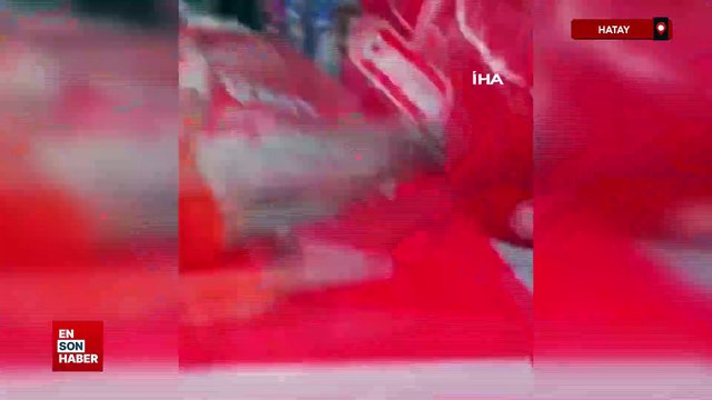 Hatay'da havalandırma boşluğunda mahsur kalan kediyi itfaiye kurtardı