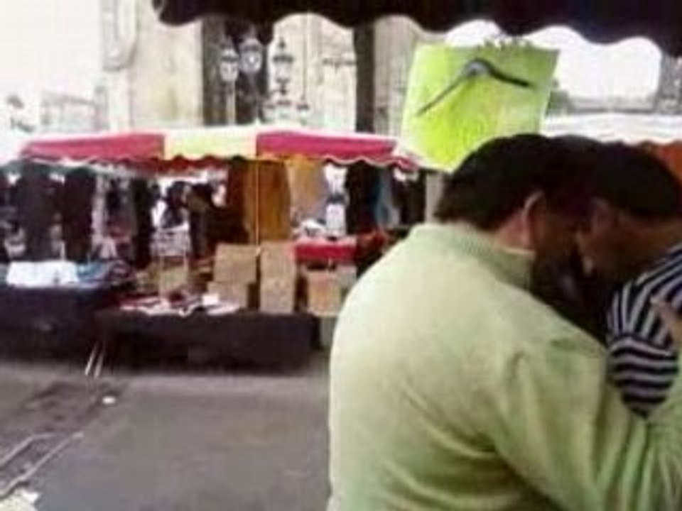 valentin y cesa orando en el mercado por un gitano